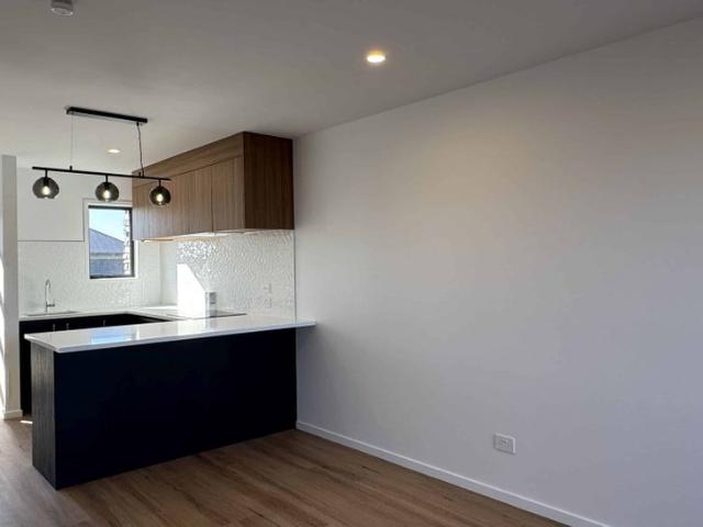 Townhouse for rent in Chaslands, Canterbury