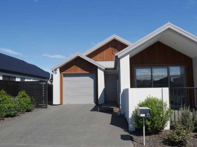 Townhouse for rent in Chaslands, Canterbury