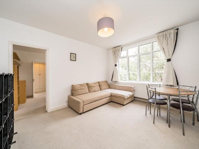 Apartment for rent in Brondesbury Park, Greater London