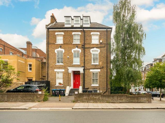 Apartment for rent in Queen's Park, Greater London
