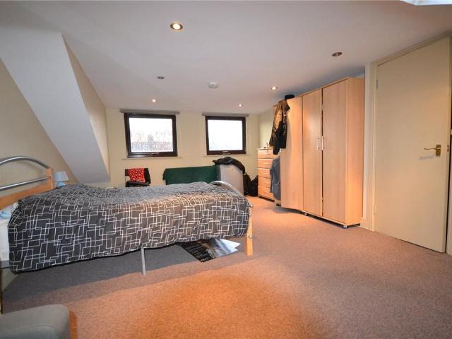 Apartment for rent in Queen's Park, Greater London