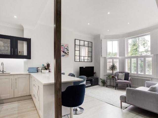 Apartment for rent in Brondesbury, Greater London