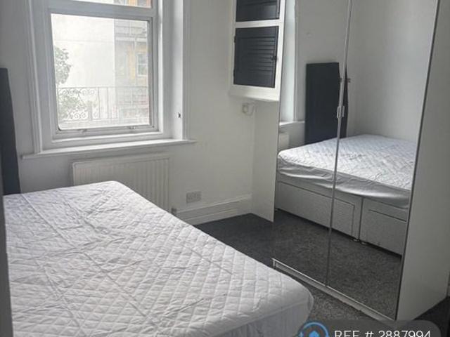 Apartment for rent in Queen's Park, Greater London