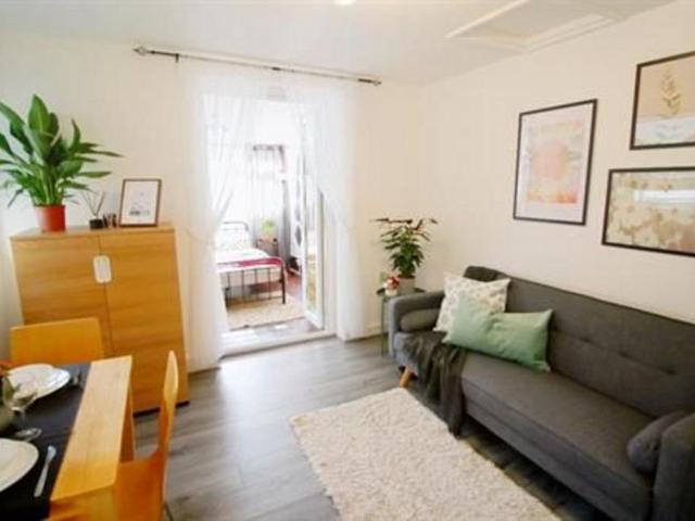 Apartment for rent in Queen's Park, Greater London