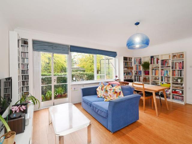 Apartment for rent in Brondesbury Park, Greater London