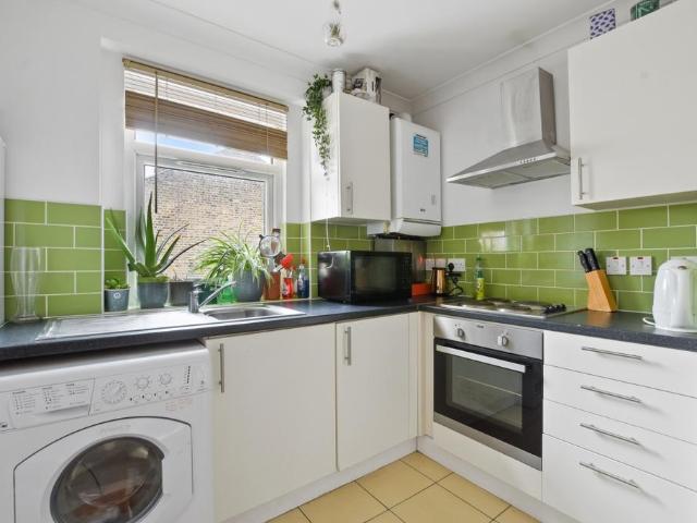 Apartment for rent in Queen's Park, Greater London