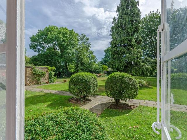 Apartment for rent in Brondesbury, Greater London