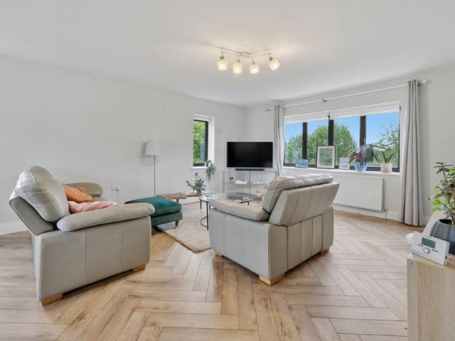 Apartment for rent in Brondesbury Park, Greater London