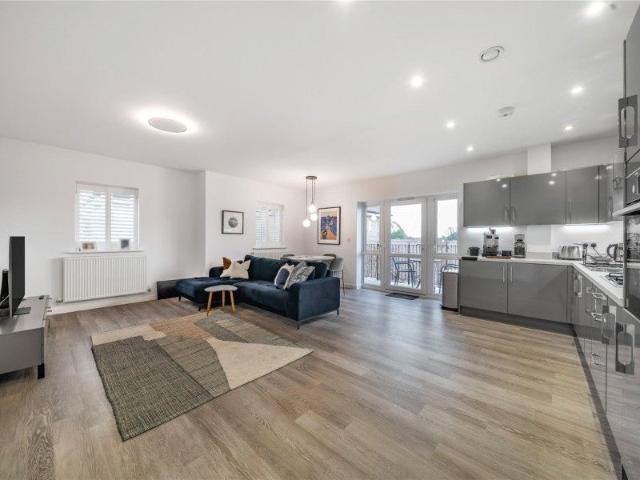 Apartment for rent in Blackhills, Surrey