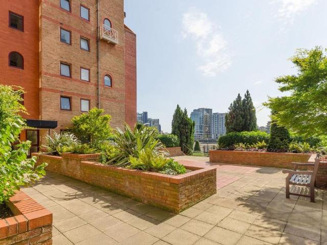 Apartment for rent in Sands End, Greater London