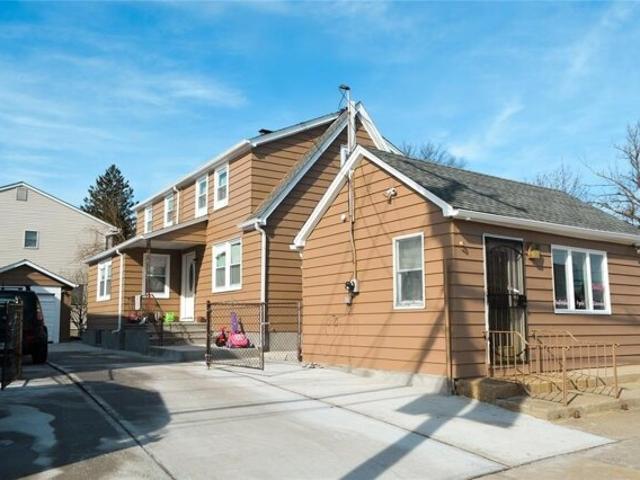 House for sale in Albertson