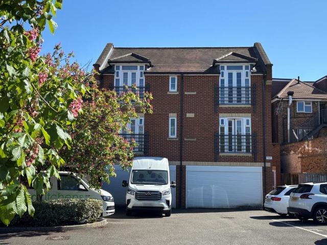 Apartment for rent in Row Town, Surrey