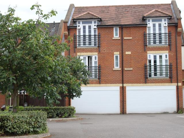 Apartment for rent in Row Town, Surrey