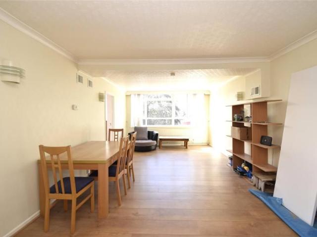 Apartment for rent in Oakleigh Park, Greater London
