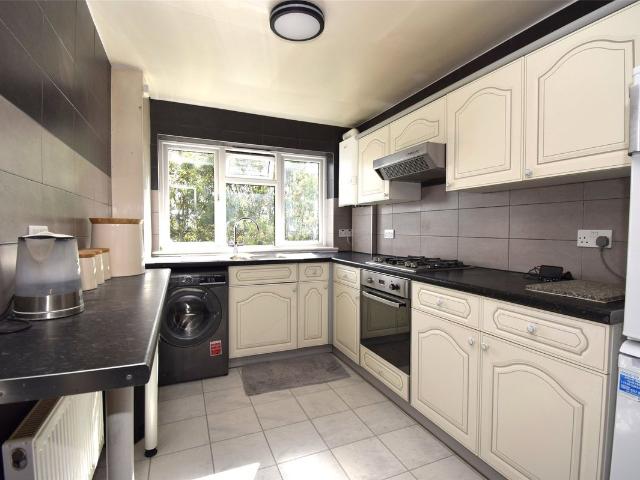 Apartment for rent in Oakleigh Park, Greater London
