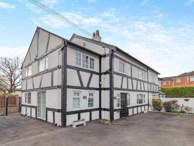 Room for rent in Lakes Estate