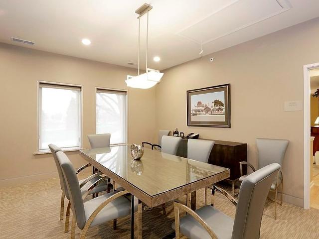 Apartment for rent in Wilshire Towers, Bloomingdale