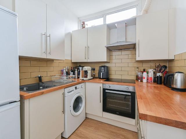 Apartment for rent in London Borough of Merton, Collier's Wood