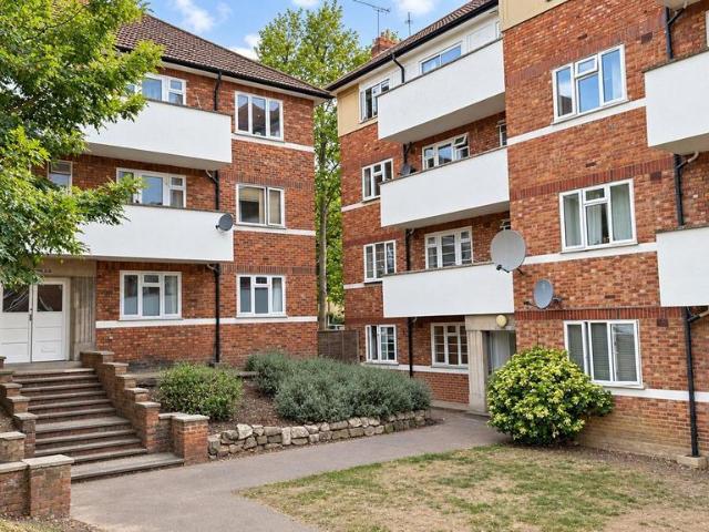 Apartment for rent in Colney Hatch, Greater London