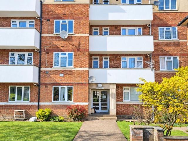 Apartment for rent in Colney Hatch, Greater London