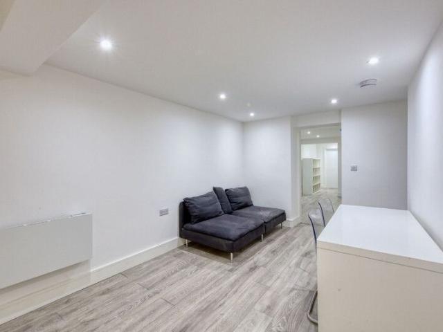 Apartment for rent in London Borough of Merton, Cat Hill
