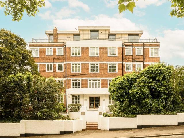 Apartment for rent in London Borough of Merton, Raynes Park