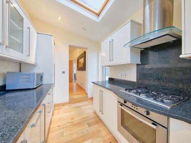 Apartment for rent in Southfields, Greater London