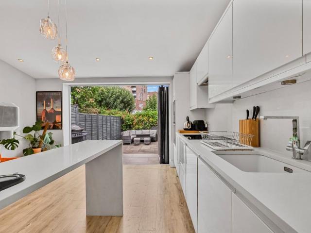 House for rent in Summerstown, Greater London