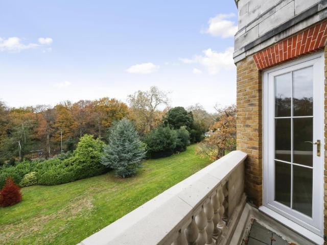 Apartment for rent in Southfields, Greater London