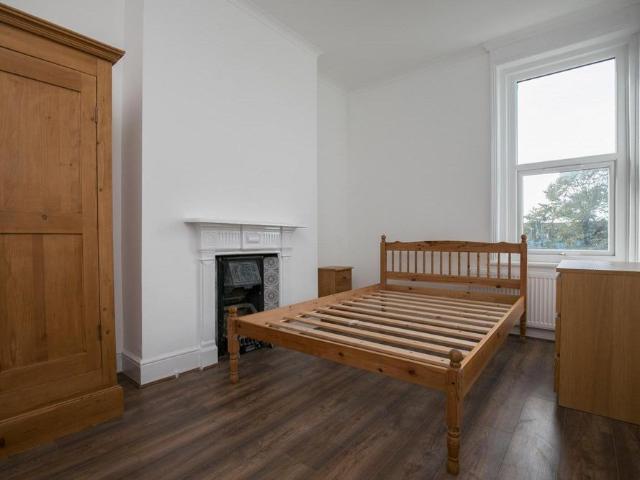 Apartment for rent in London Borough of Merton, Cat Hill