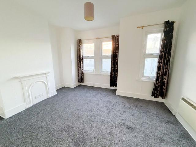 Apartment for rent in Roselands, Eastbourne