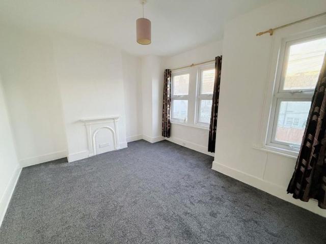 Apartment for rent in Roselands, Eastbourne