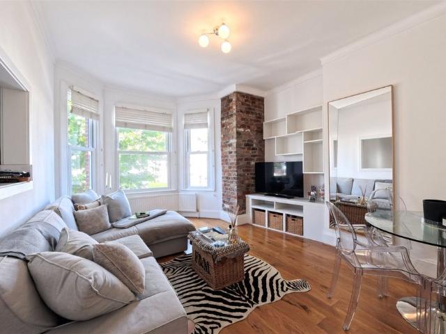 Apartment for rent in Brondesbury, Greater London