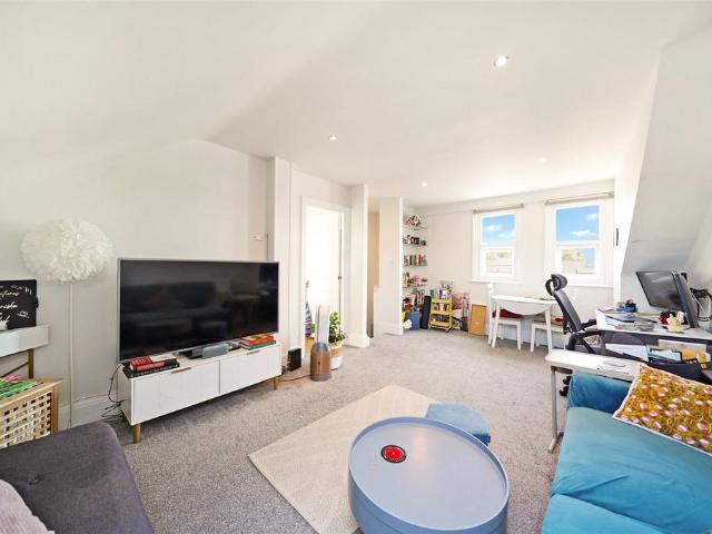 House for rent in Brondesbury, Greater London