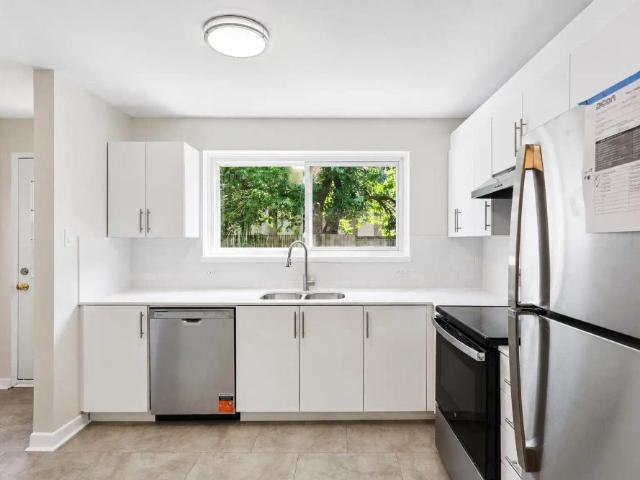 Townhouse for rent in Applewood Hills, Mississauga