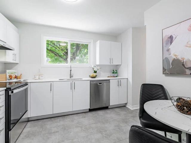 Townhouse for rent in Applewood Hills, Mississauga