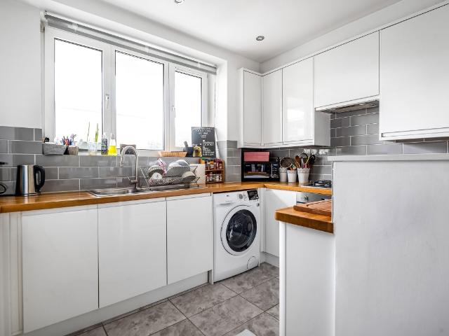 Apartment for rent in Southfields, Greater London