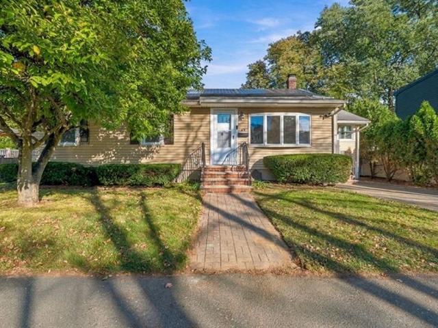 House for sale in Beverly, Essex County