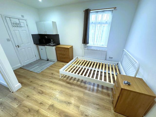 Studio for rent in Loxford, Seven Kings