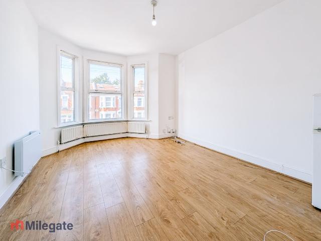 Apartment for rent in Loxford, Seven Kings