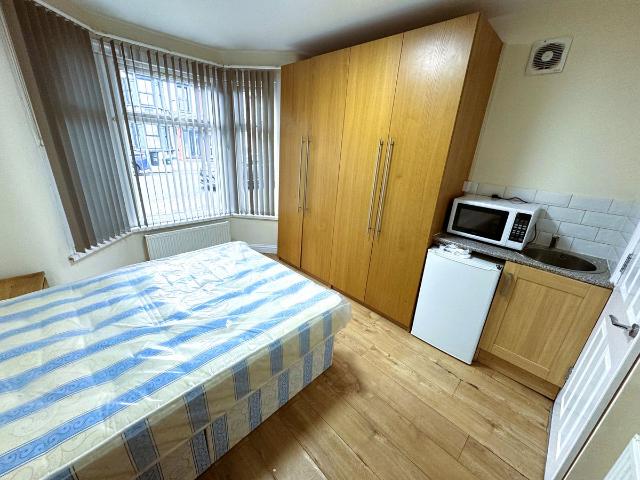 Studio for rent in Loxford, Seven Kings