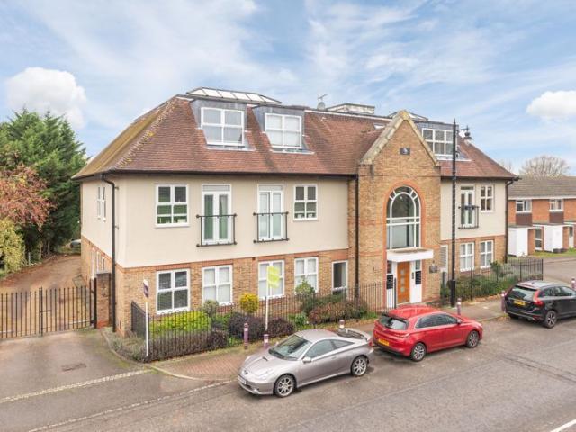 Apartment for rent in Row Town, Surrey