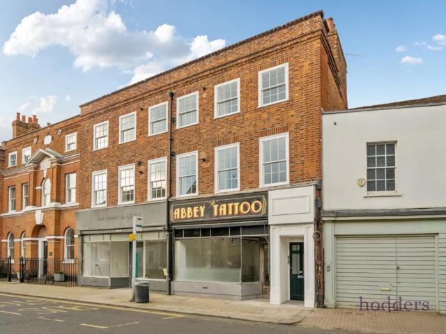 House for rent in Row Town, Surrey