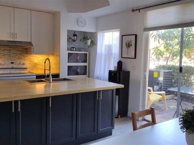 House for sale in Dania