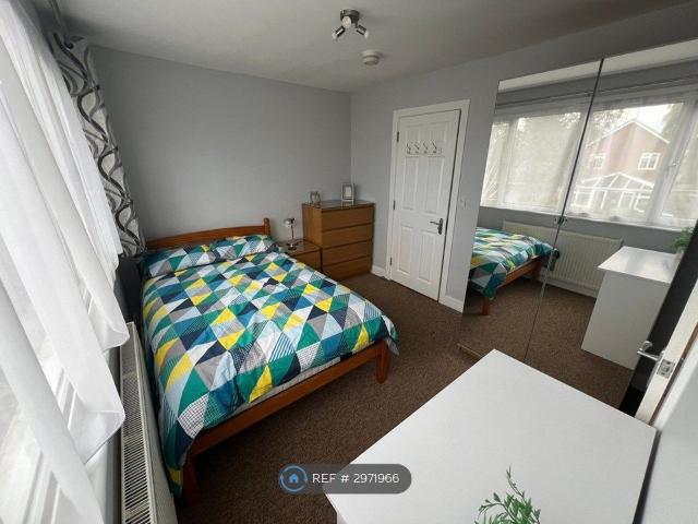 Room for rent in Row Town, Surrey