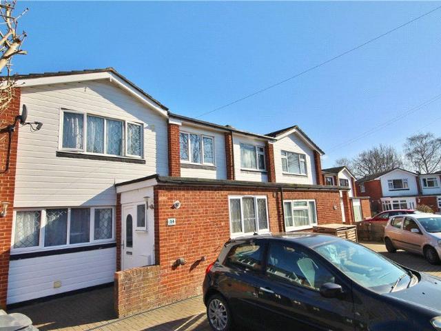 Room for rent in Row Town, Surrey
