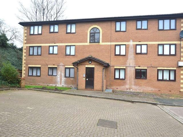 Apartment for rent in Worcester Park Estate, Monks Orchard
