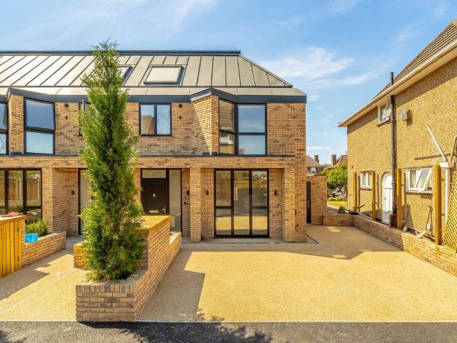 Apartment for rent in London Borough of Merton, Raynes Park