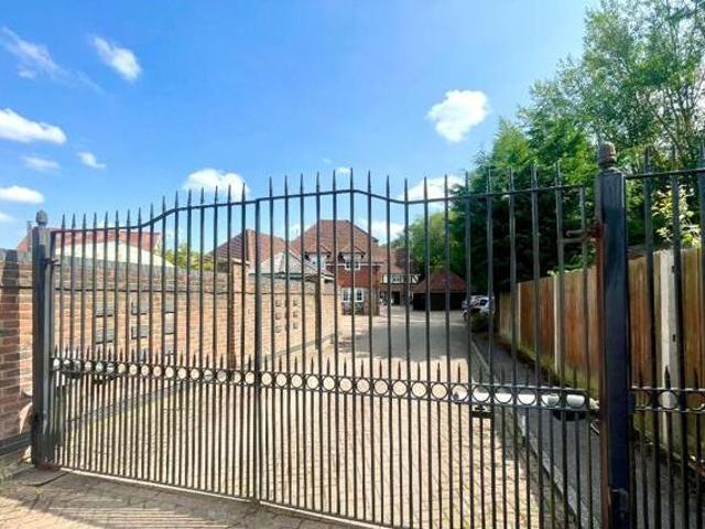House for sale in Oxted, Hillview