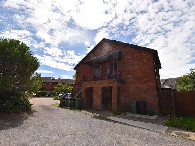Studio for rent in Pachesham Park, Surrey